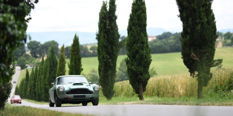 Viaggio in auto di lusso: lo offre Four Seasons