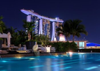 Gli hotel dimezzano i prezzi in Sud-Asia, mentre l’Europa vola alto