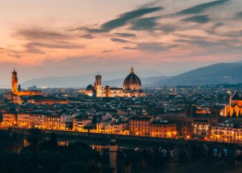 Estate, presenze a +16% (stranieri +35%) ma ancora -7% sul 2019
