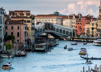 Calano le spese degli italiani per Natale, ma non i viaggi
