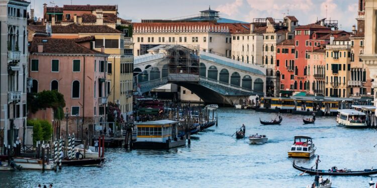 Calano le spese degli italiani per Natale, ma non i viaggi