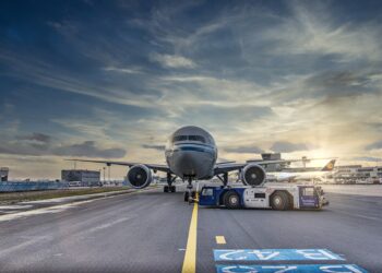 Voli passeggeri ancora indietro sul pre-pandemia. Scatta il cargo