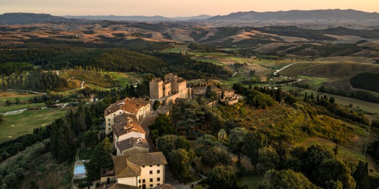 Castelfalfi stima 25 mln di ricavi nel 2023. Investimenti complessivi per 600 milioni