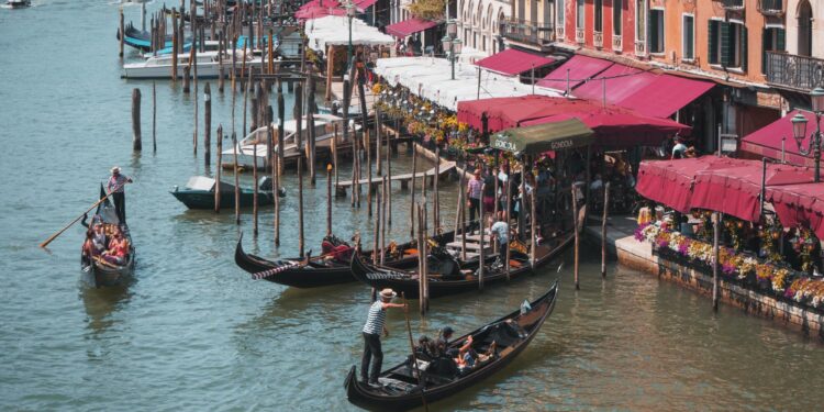 Tornano i turisti cinesi. Due milioni attesi quest’anno in Italia (erano tre mln nel 2019)