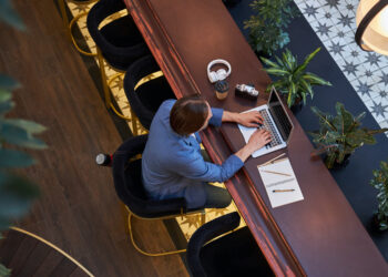 Al lavoro nella hall di un hotel