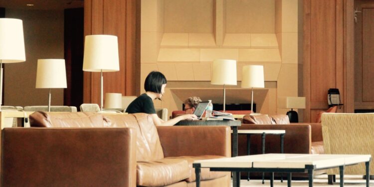 Hotel, nel Q2 occupazione ancora in calo sul 2019 e tariffe a +26%