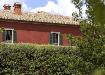 Apre Casa Newton, dimora di lusso nella verde Val d’Orcia in Toscana