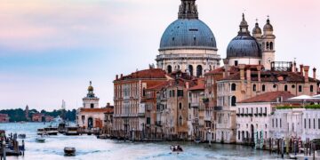 Nel 2024 scatta a Venezia il ticket da 5 € per i turisti giornalieri