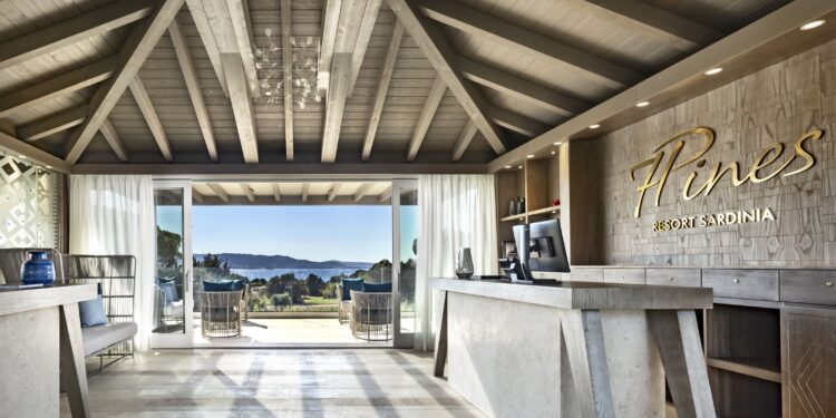 Il 7Pines Resort Sardinia si allea in chiave green con il brand di beachwear Kampos