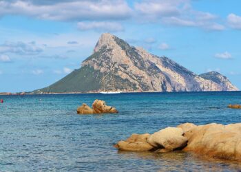 Agosto in Sardegna: crescono gli arrivi negli aeroporti, frenano nei porti
