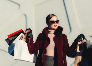Lusso, frenano gli acquisti di beni (-2%) ma crescono viaggi ed esperienze (+5%)