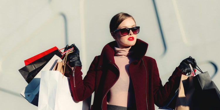 Lusso, frenano gli acquisti di beni (-2%) ma crescono viaggi ed esperienze (+5%)