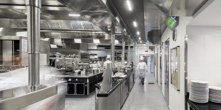 Cucine horeca a velocità ridotta nel 2023 (+2%). Venix prima per crescita