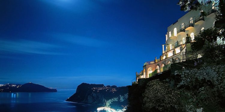 Arriva Four Seasons ad Anacapri nel Caesar Augustus. Acquisito da Statuto
