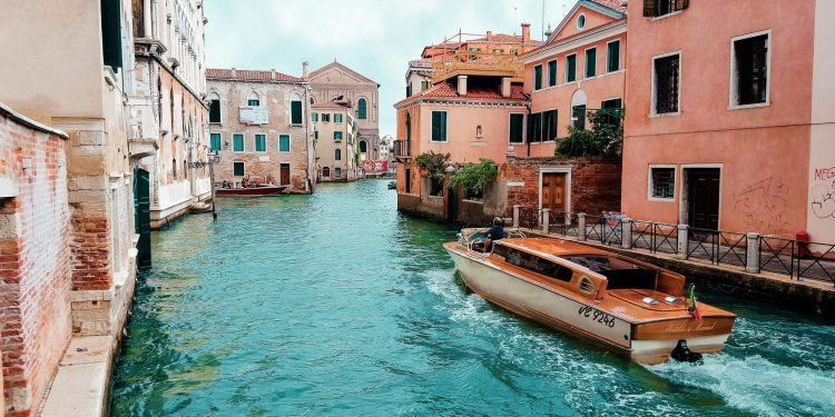 Nel 2024 più prenotazioni a febbraio e marzo, meno a luglio e agosto