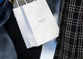 Aumentano i turisti che arrivano in Italia per shopping (+14%): spesa verso 22 mld €