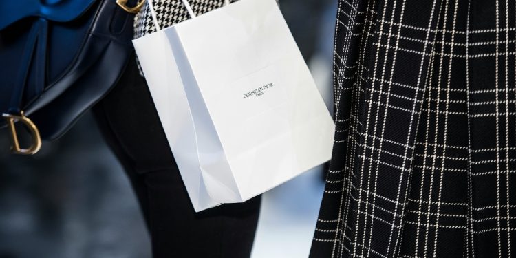 Aumentano i turisti che arrivano in Italia per shopping (+14%): spesa verso 22 mld €