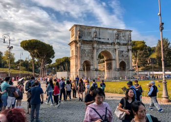 In calo la permanenza dei turisti stranieri in Italia ma cresce la spesa