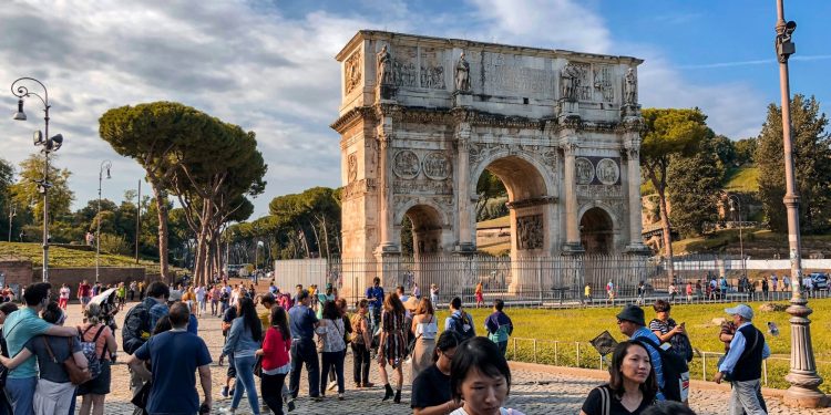 In calo la permanenza dei turisti stranieri in Italia ma cresce la spesa