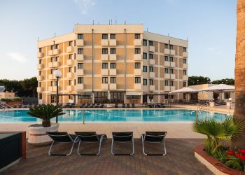 Apulia Hotel stima ricavi a 19 milioni di euro. Acquisita nuova gestione in Puglia