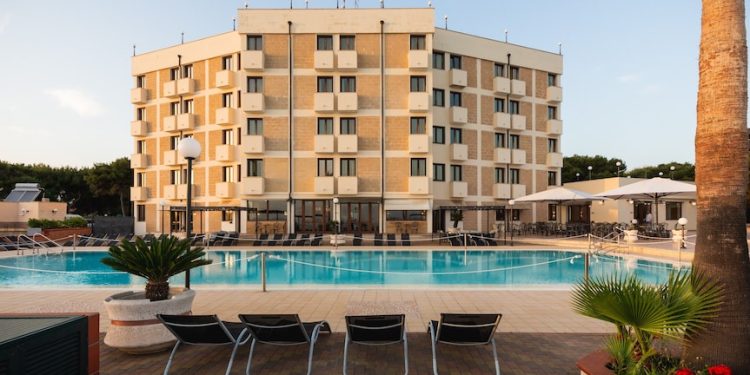 Apulia Hotel stima ricavi a 19 milioni di euro. Acquisita nuova gestione in Puglia