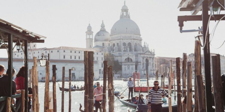 Italia, nel 2025 crescono le presenze (+1,4%) ma rimane quinta per arrivi