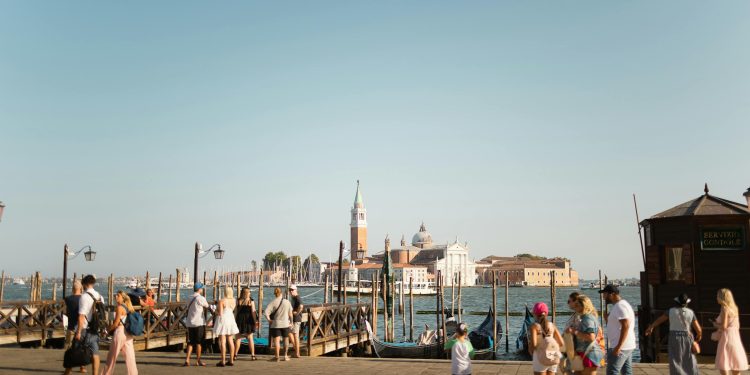 Aumentano i turisti cinesi in Italia (+25%). Ancora lontani però dai numeri del 2019