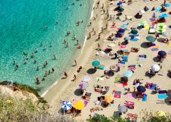 Vacanze estive in Italia, agosto perde centralità e aumentano i viaggi