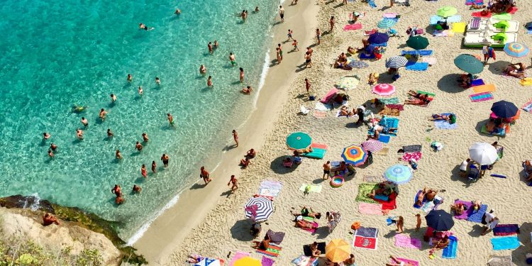 Vacanze estive in Italia, agosto perde centralità e aumentano i viaggi