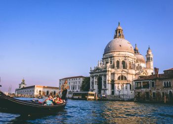 Venezia ancora sotto i riflettori: sarà in Laguna la prossima stagione di Emily in Paris