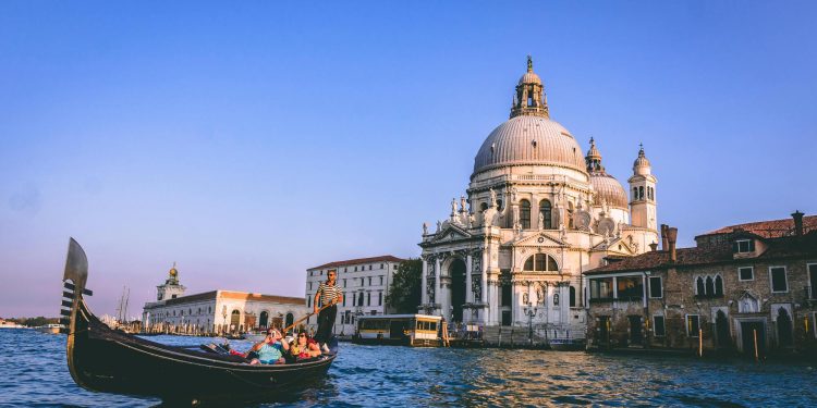Venezia ancora sotto i riflettori: sarà in Laguna la prossima stagione di Emily in Paris
