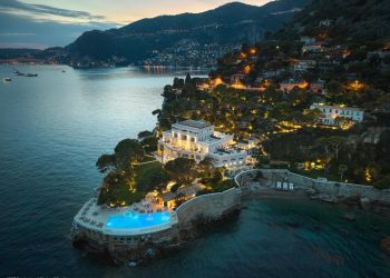 Arnault in Costa Azzurra: il patron di Lvmh rileva l’hotel Cap Estel per 200 mln €