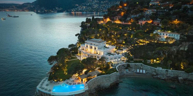 Arnault in Costa Azzurra: il patron di Lvmh rileva l’hotel Cap Estel per 200 mln €
