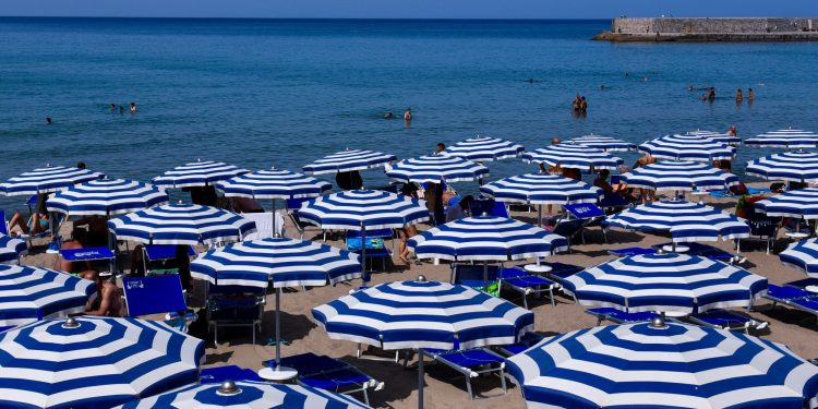 Estate ‘al rallentatore’ in Italia: presenze negli hotel al mare in calo del 5-10%. Meno americani