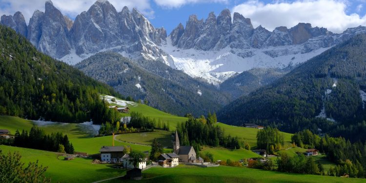 Gli stranieri ‘salvano’ l’estate in Italia. Ma solo nel nord, deludono sud e isole