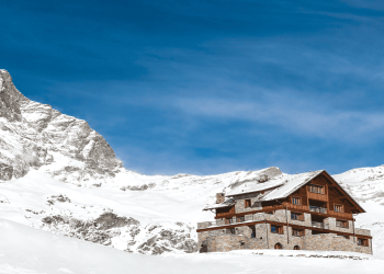 L’alta quota vive il suo rinascimento. I rifugi alpini diventano chalet e dj set