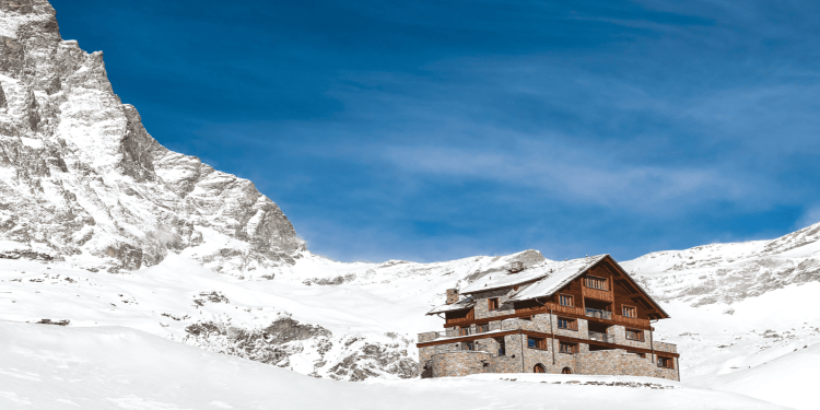 L’alta quota vive il suo rinascimento. I rifugi alpini diventano chalet e dj set