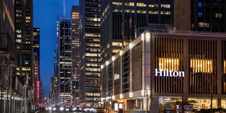 Hilton rivede al rialzo la guidance per il 2026. Ma delude gli analisti