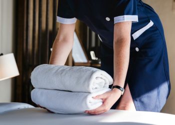 Basse retribuzioni nel turismo, oltre il 70% dei lavoratori prende meno di 15mila euro