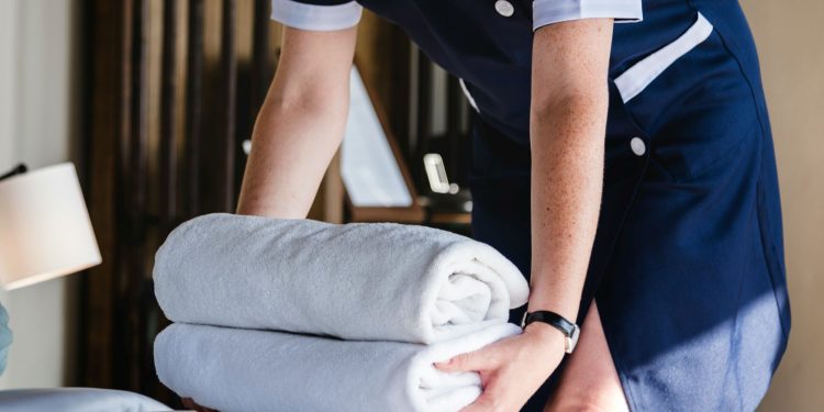 Basse retribuzioni nel turismo, oltre il 70% dei lavoratori prende meno di 15mila euro