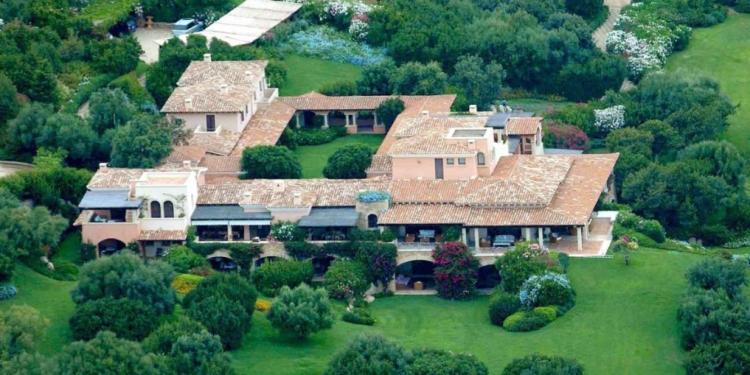 Cambio destinazione e aumento volumetrie per Villa Certosa: obiettivo un resort di lusso