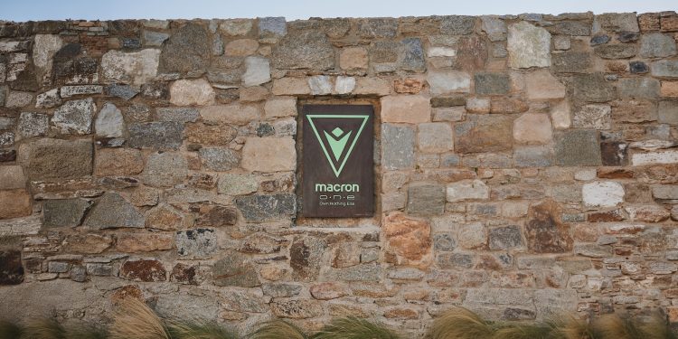 Per il Liastì Beach Club a Mykonos partnership estiva con l’italiana Macron