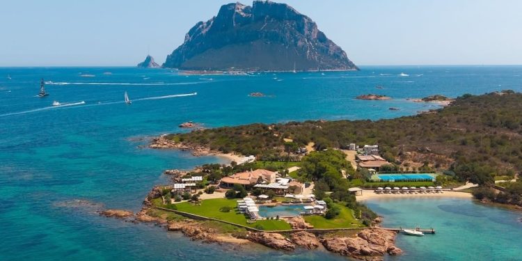 Stop al resort di lusso davanti all’isola di Tavolara. Il governo revoca l’autorizzazione