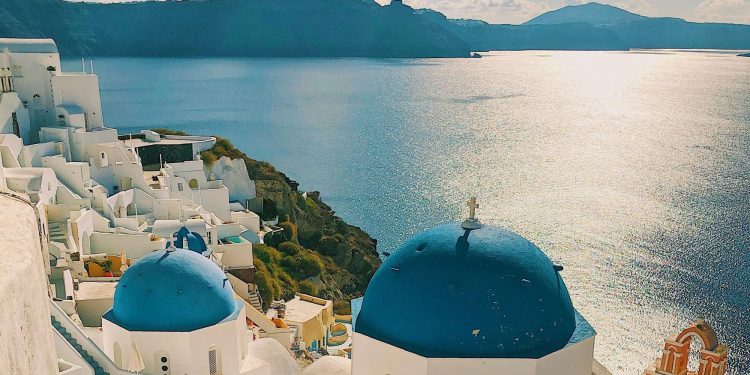 La Grecia scatta in avanti: spesa dei turisti stranieri a +37% nei primi mesi del 2026